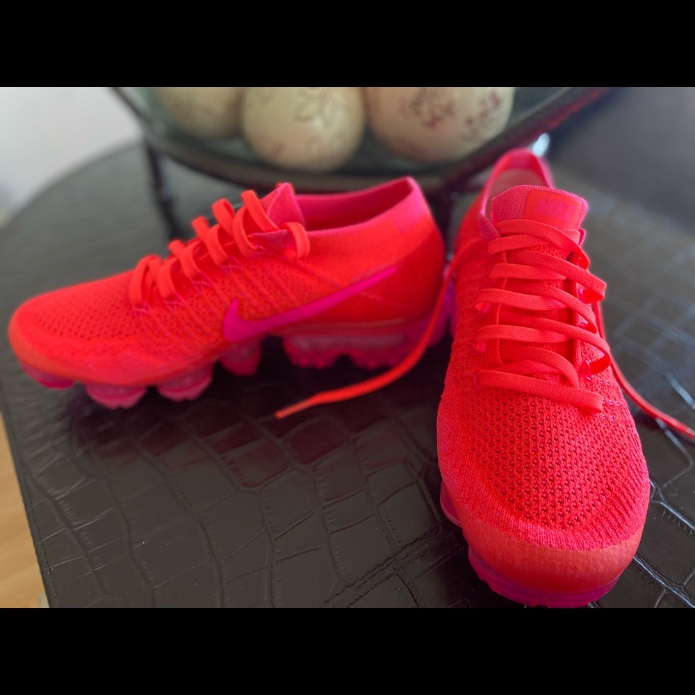 NEW Woman’s 7.5 Nike Air VaporMax Flyknit Hyper Punch / Punk Blast # 849557 - Picture 12 of 16